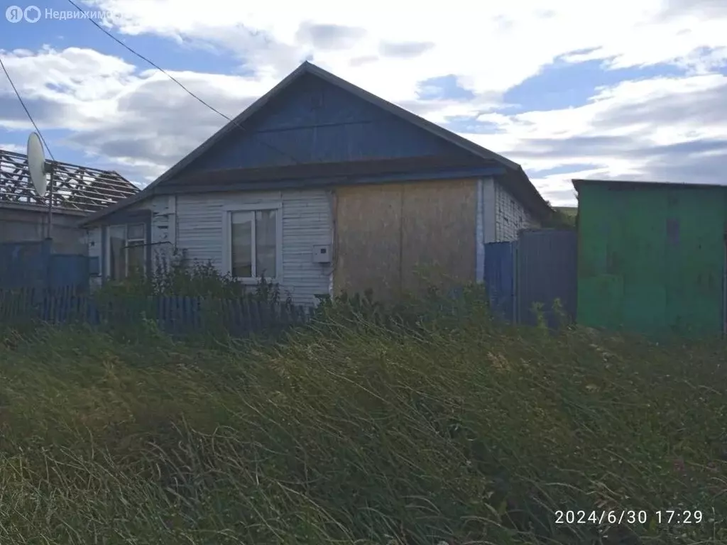 Дом в Октябрьский район, Ильинский сельсовет, село Петровка, Народная ... - Фото 0
