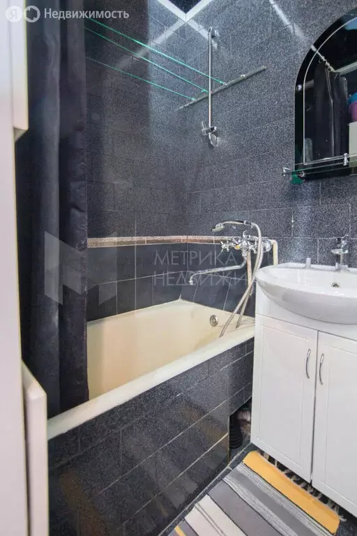 2-комнатная квартира: Тюмень, улица Республики, 192 (42 м) - Фото 1