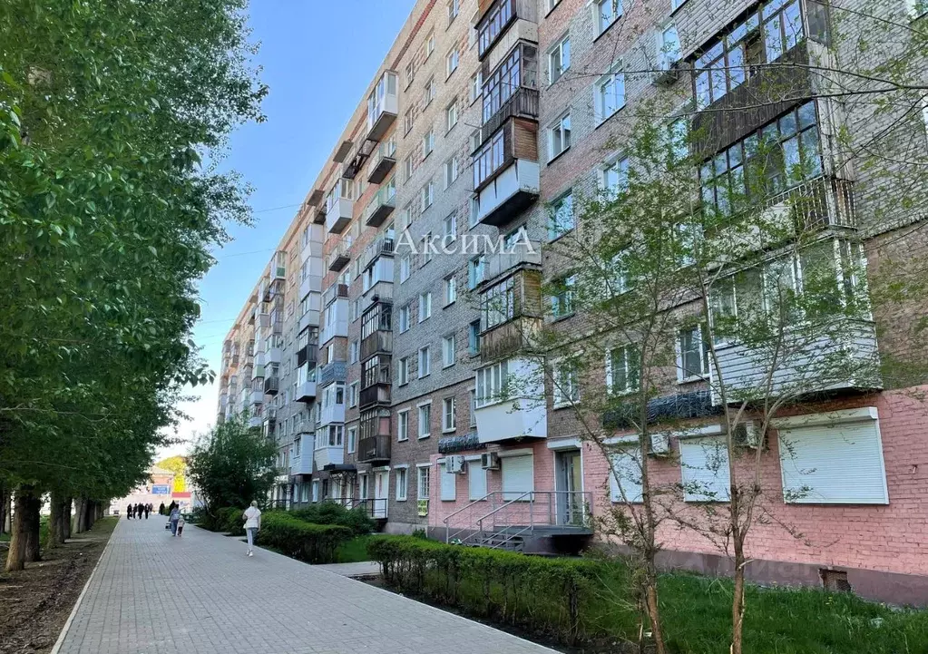 3-к кв. Омская область, Омск ул. Серова, 26 (56.0 м) - Фото 0