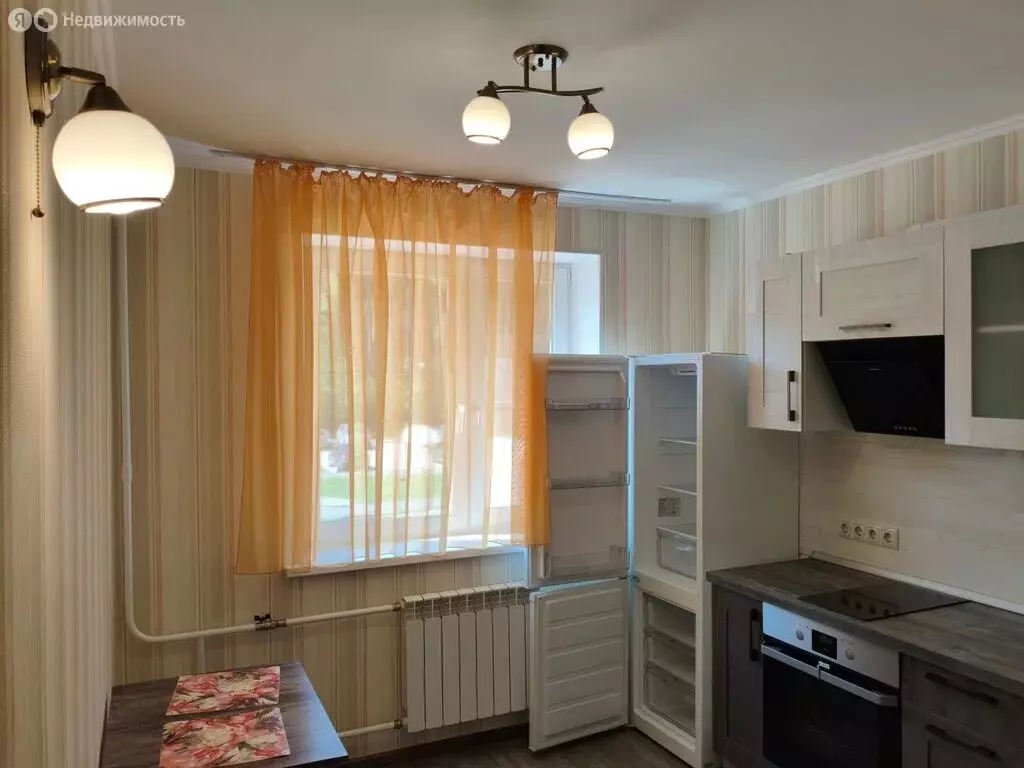 1-комнатная квартира: посёлок городского типа Октябрьский, улица 60 ... - Фото 1