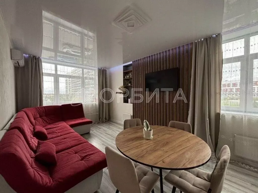 2-к кв. Тюменская область, Тюмень ул. Тимофея Чаркова, 83 (65.0 м) - Фото 1
