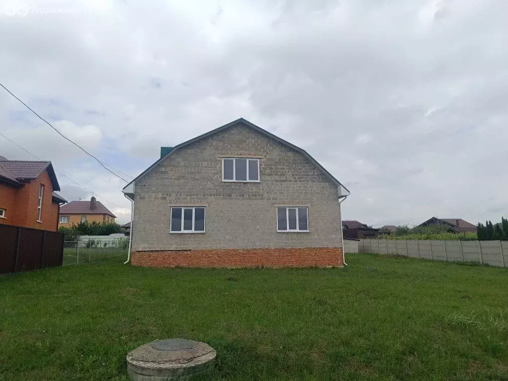 Дом в Белгород, улица Князя Григория Ромодановского (306.3 м) - Фото 0