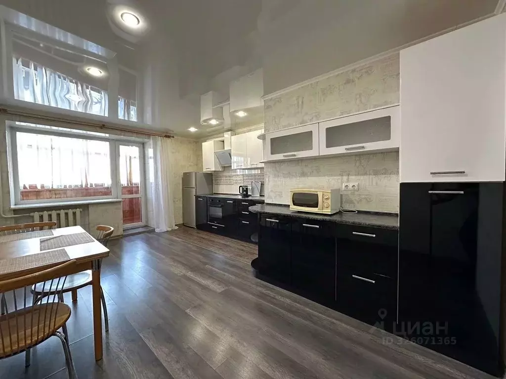 3-к кв. Омская область, Омск ул. 10 лет Октября, 147 (86.9 м) - Фото 1