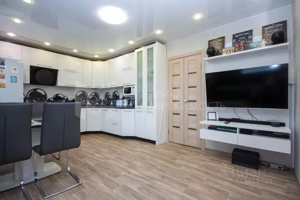 3-к кв. Тюменская область, Тюмень ул. Елизарова, 8 (90.0 м) - Фото 1