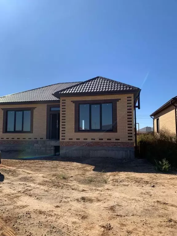 Дом в Астраханская область, Наримановский район, с. Солянка ... - Фото 1