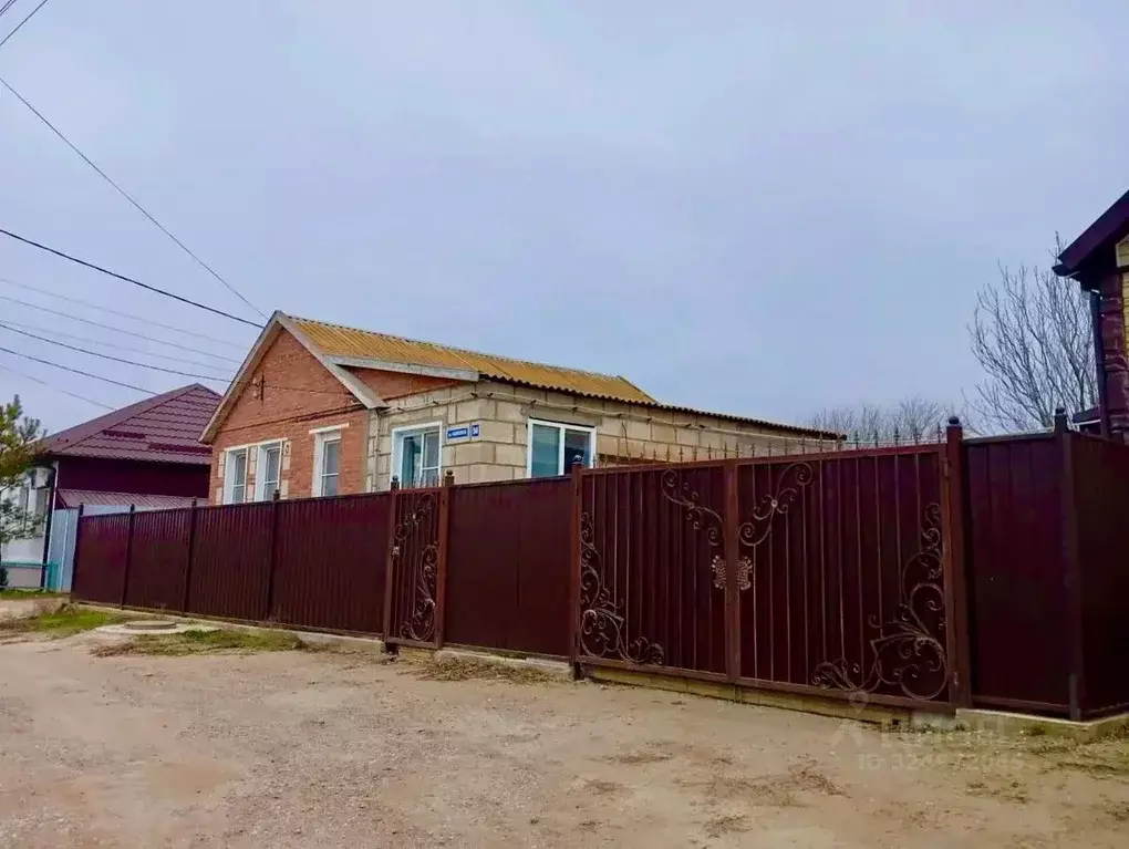 Дом в Астраханская область, Наримановский район, с. Старокучергановка ... - Фото 1
