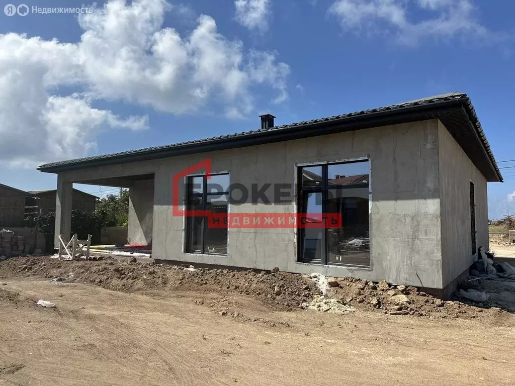 Дом в Заозёрное, улица Аллея Дружбы (200 м) - Фото 1