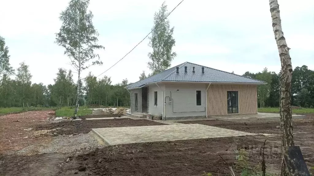 Дом в Курская область, Октябрьский район, Большедолженковский ... - Фото 1