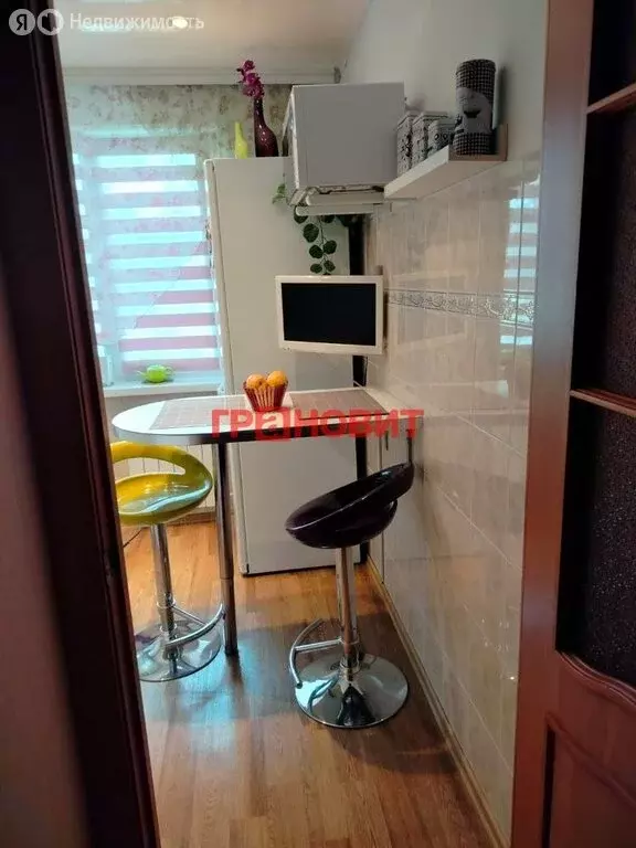 3-комнатная квартира: Новосибирск, улица Ватутина, 41 (56.1 м) - Фото 1