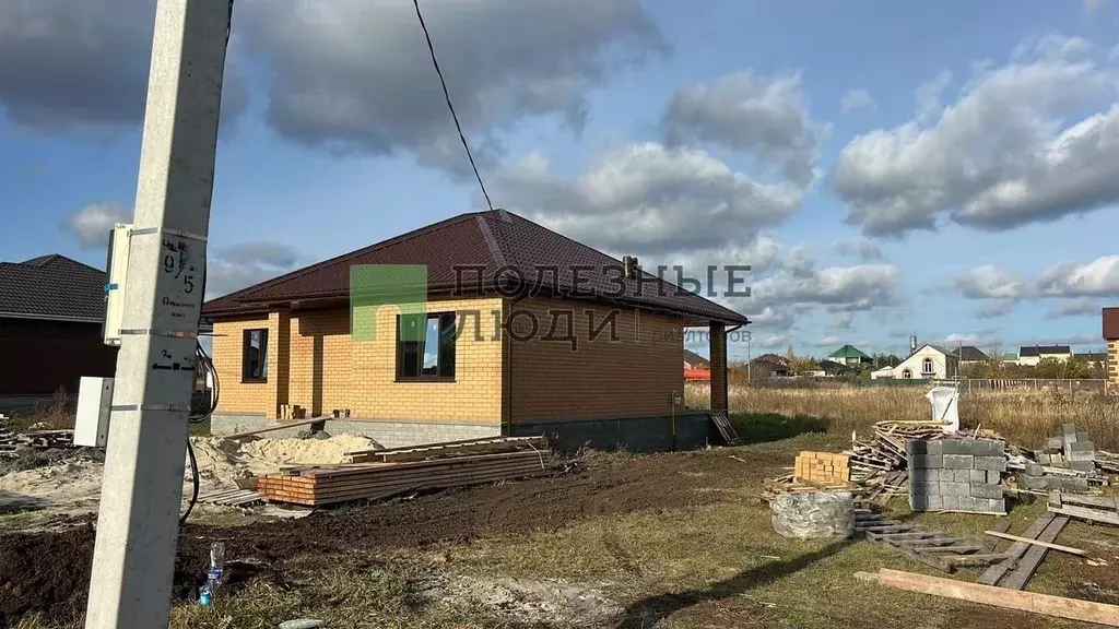Дом в Белгородская область, Корочанский район, Мелиховское с/пос, с. ... - Фото 1