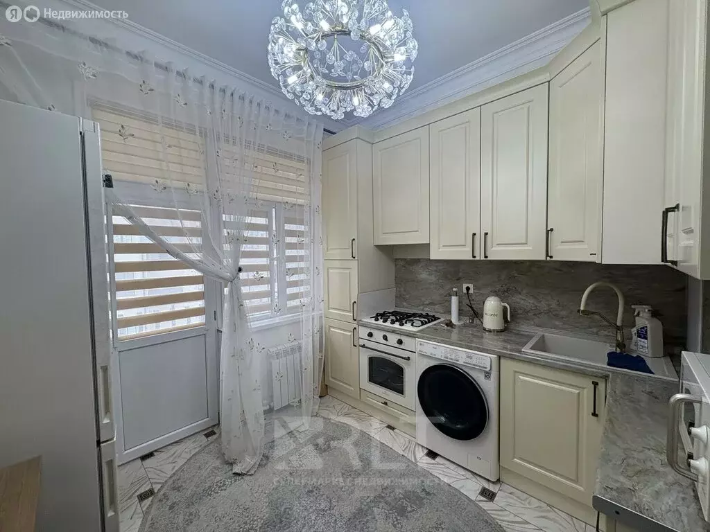 2-комнатная квартира: Махачкала, улица Эльзы Ибрагимовой, 5к16 (65 м) - Фото 0