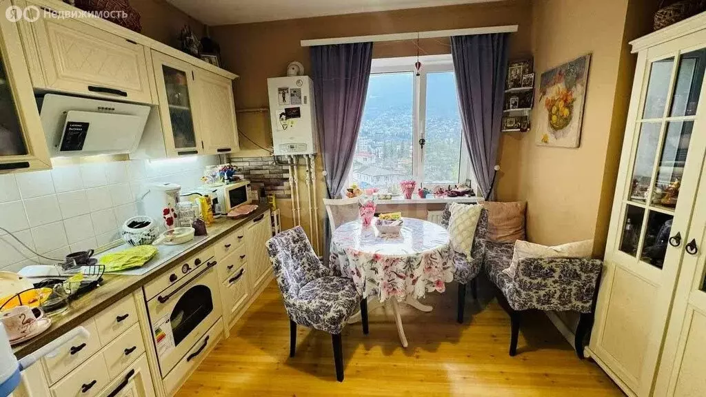 2-комнатная квартира: Ялта, улица Дзержинского, 23 (58.7 м) - Фото 1