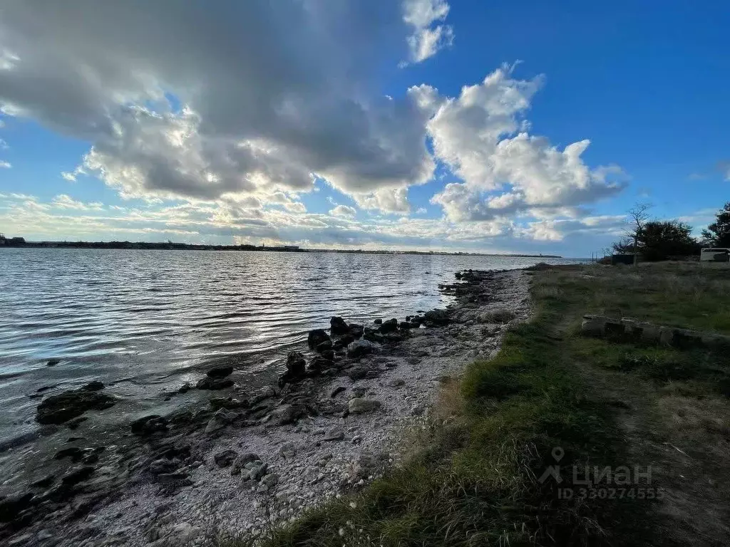 Торговая площадь в Крым, Черноморское пгт ул. Фрунзе, 7В (70 м) - Фото 1