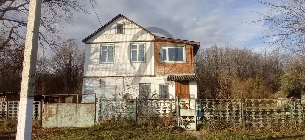 Дом в Краснодарский край, Апшеронское городское поселение, Зазулин ... - Фото 0