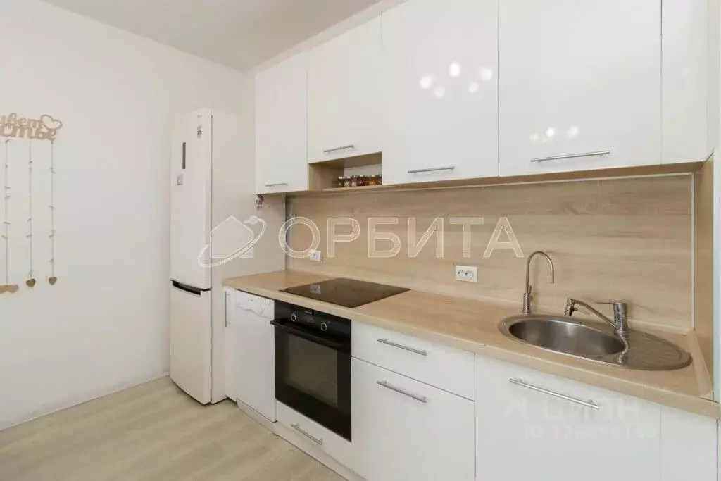 2-к кв. Тюменская область, Тюмень ул. Павла Шарова, 40 (71.1 м) - Фото 1