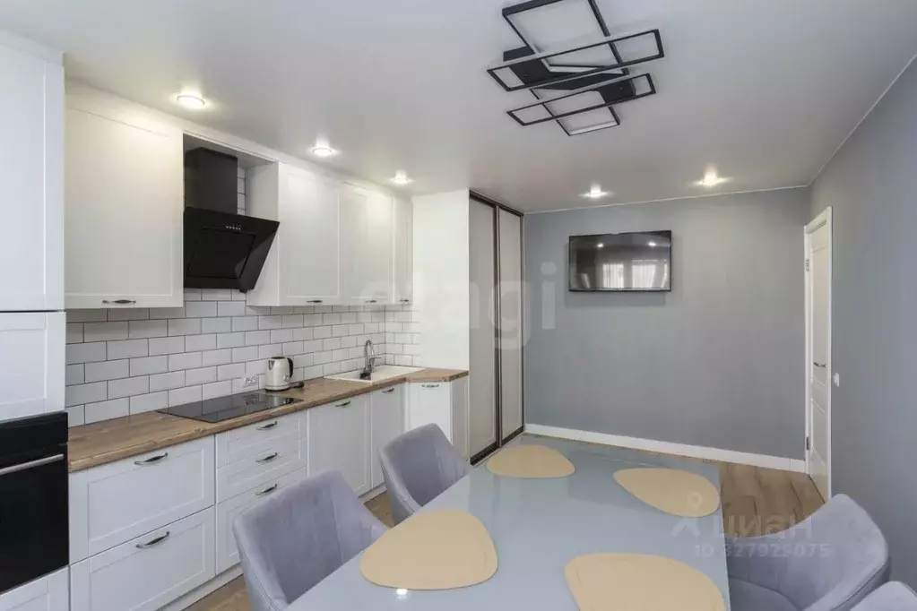 3-к кв. Тюменская область, Тюмень ул. Александра Митинского, 3 (87.0 ... - Фото 1