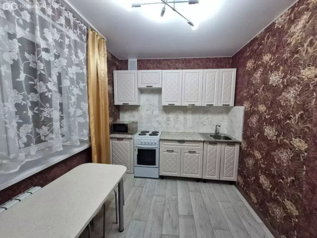 3-комнатная квартира: Чебоксары, улица Парижской Коммуны, 2 (56.1 м) - Фото 1