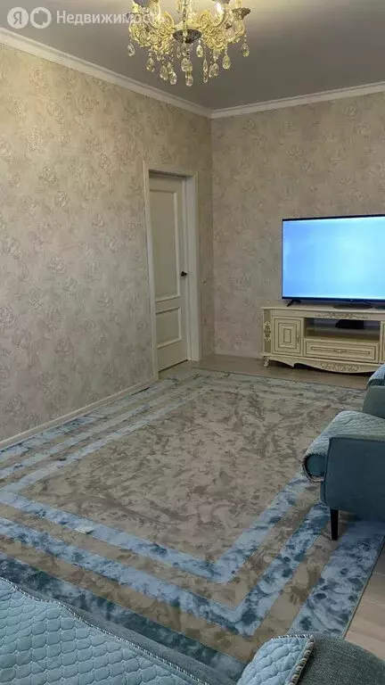 3-комнатная квартира: Махачкала, улица Азизова, 25В (70 м) - Фото 1