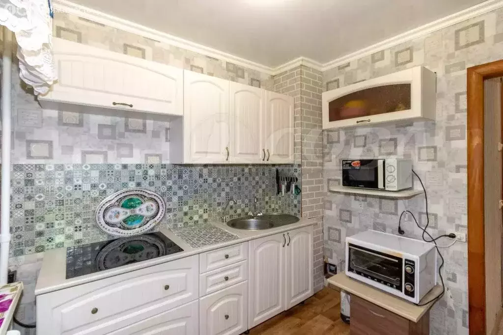 3-комнатная квартира: Тюмень, улица Муравленко, 15 (56 м) - Фото 1