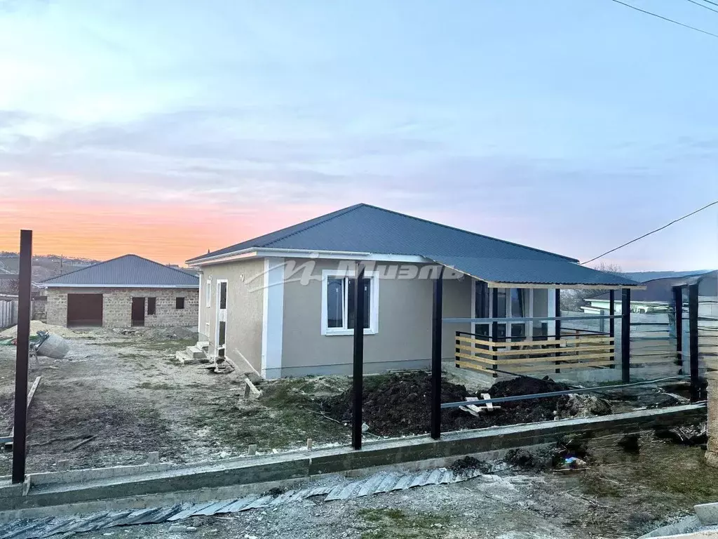 Дом в Крым, Симферопольский район, Добровское с/пос, с. Пионерское ул. ... - Фото 1