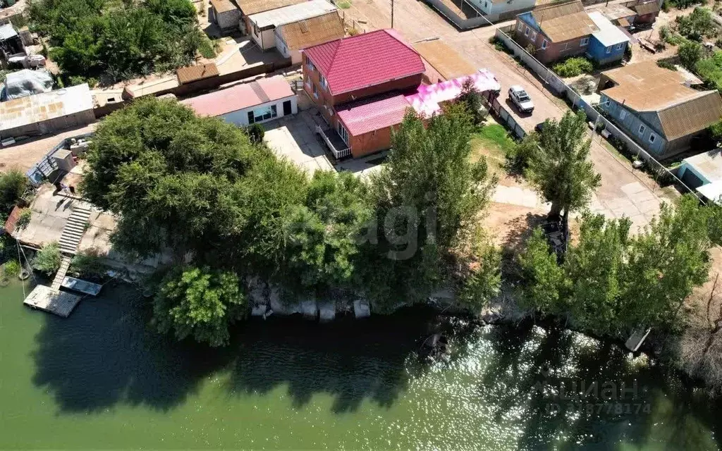 Дом в Астраханская область, Володарский район, с. Козлово Октябрьская ... - Фото 0