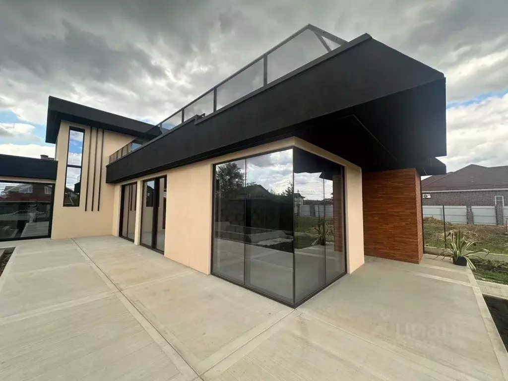 Дом в Краснодарский край, Краснодар ул. Имени Атамана Ф.Я. Бурсака, 6 ... - Фото 1