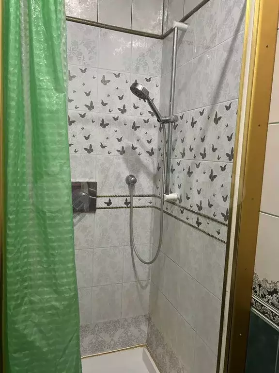 Комната 100 м в 3-к., 2/2 эт. - Фото 0