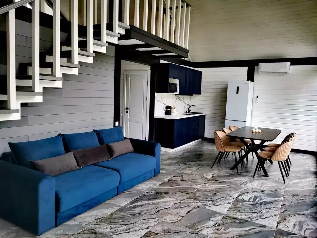 Дом в Алтай, Чемальский район, Узнезинское с/пос, Вилладж Парк Катунь ... - Фото 1