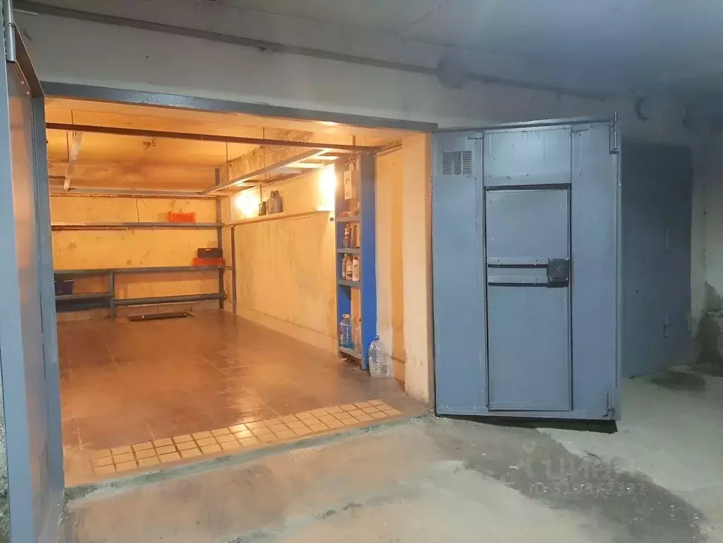 Гараж в Свердловская область, Екатеринбург ул. Бажова, 164 (18 м) - Фото 1