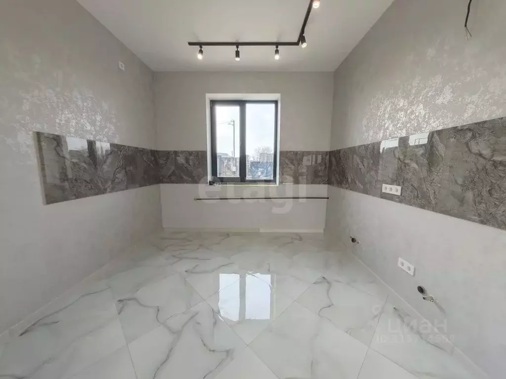 Дом в Крым, Сакский район, Ореховское с/пос, с. Михайловка ул. ... - Фото 1