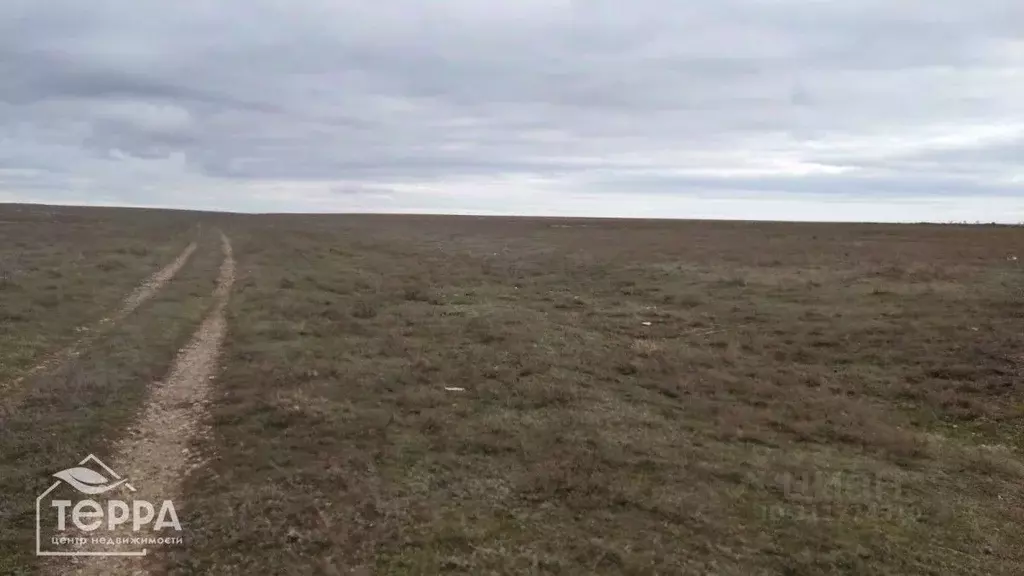 Участок в Крым, Сакский район, с. Суворовское ул. Суворовская, 1А (8.0 ... - Фото 0