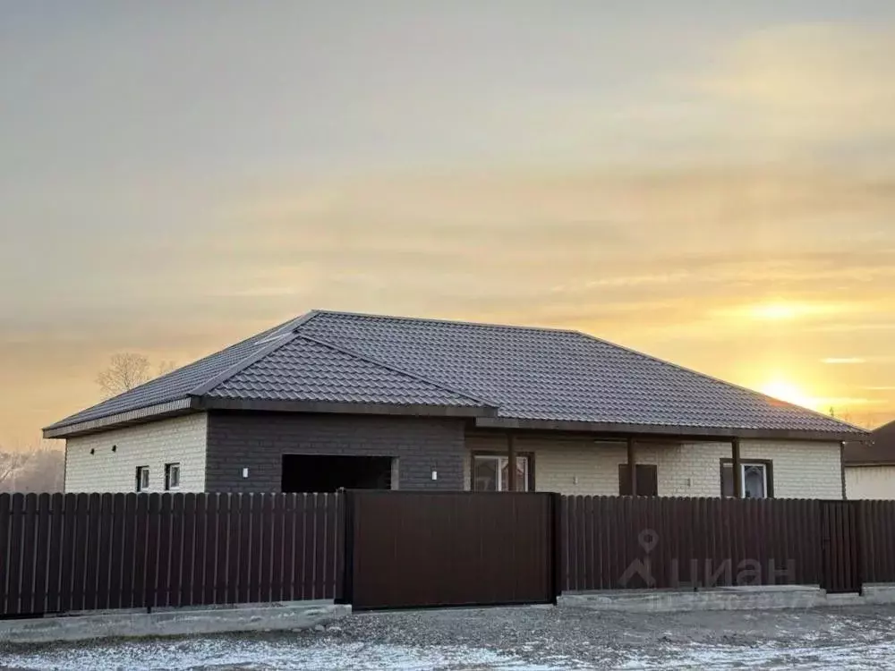 Дом в Хакасия, Усть-Абаканский район, пос. Тепличный  (185 м) - Фото 1