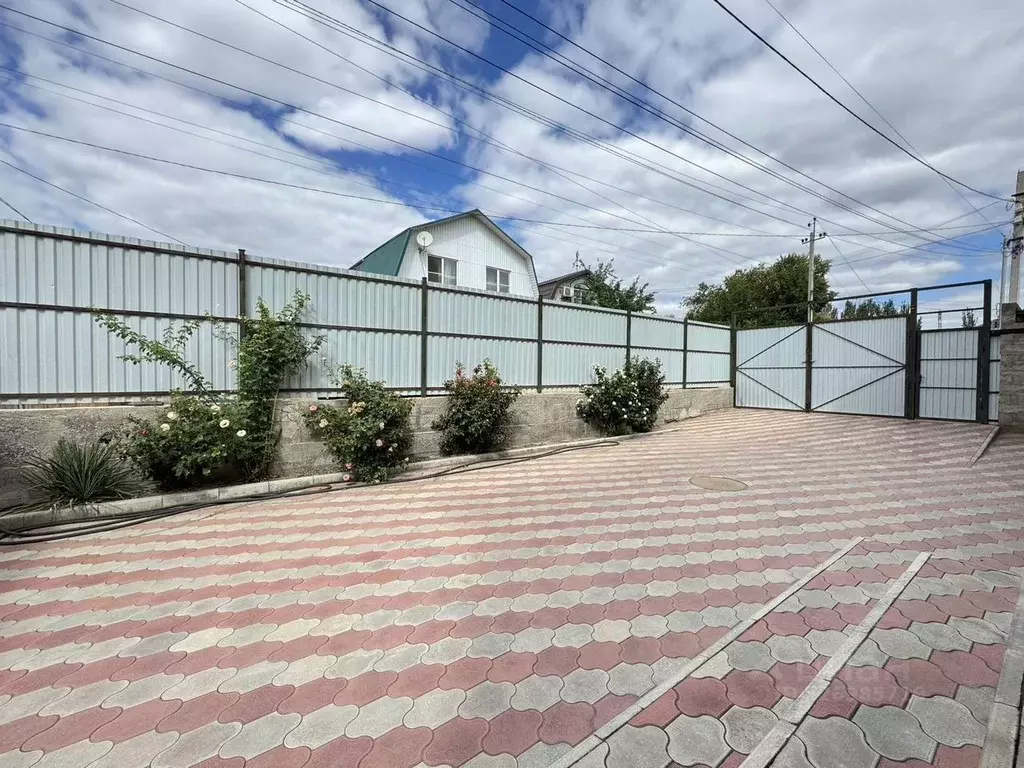 Дом в Астраханская область, Астрахань ул. Лемисова, 8 (248 м) - Фото 1