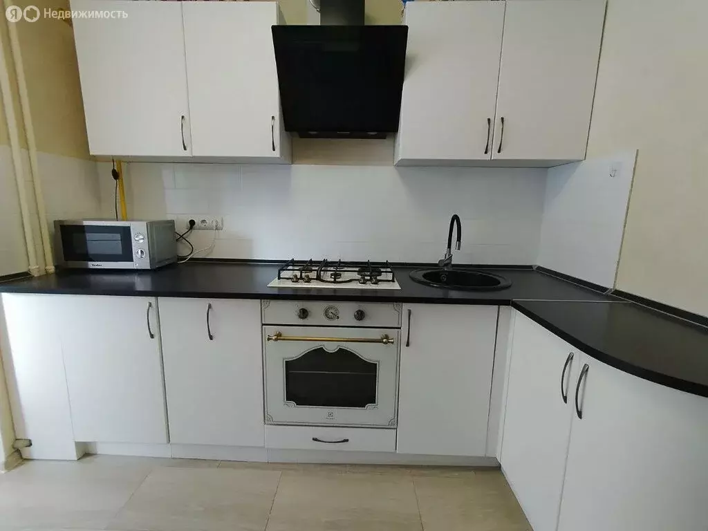 2-комнатная квартира: Саратов, улица имени П.Ф. Батавина, 12 (61 м) - Фото 0