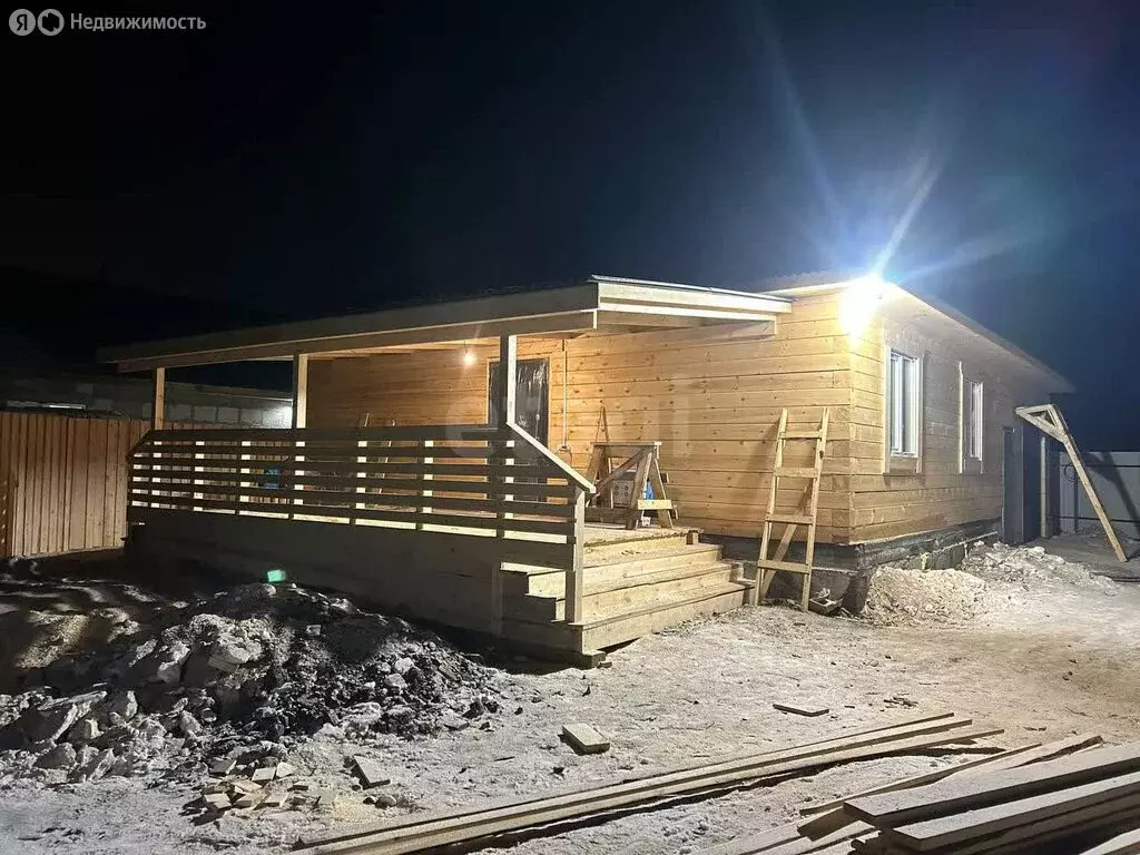 Дом в село Нижний Саянтуй, ДНП Нижний Саянтуй, Путейная улица (210 м) - Фото 1