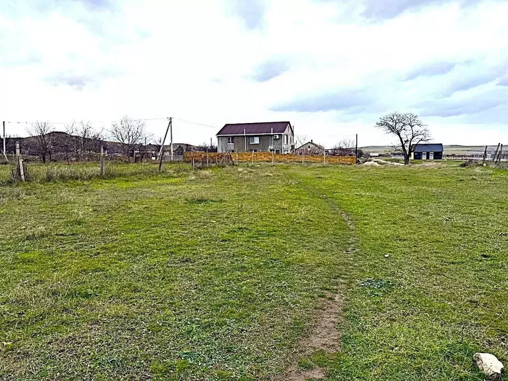 Участок в Крым, Кировский район, Первомайское с/пос, с. Отважное ул. ... - Фото 1