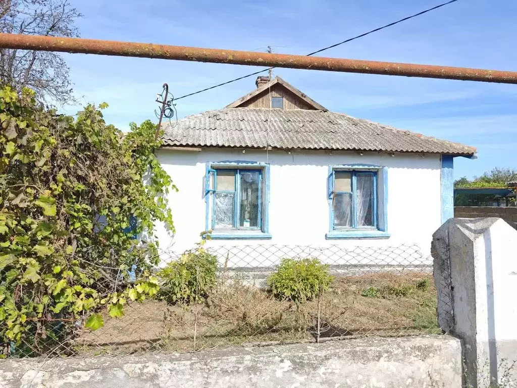 Дом в Крым, Сакский район, Охотниковское с/пос, с. Орлянка ул. ... - Фото 1