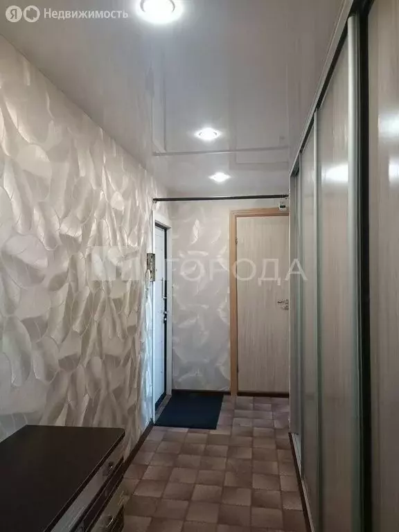 3-комнатная квартира: Барнаул, микрорайон Докучаево, улица Шукшина, 24 ... - Фото 0