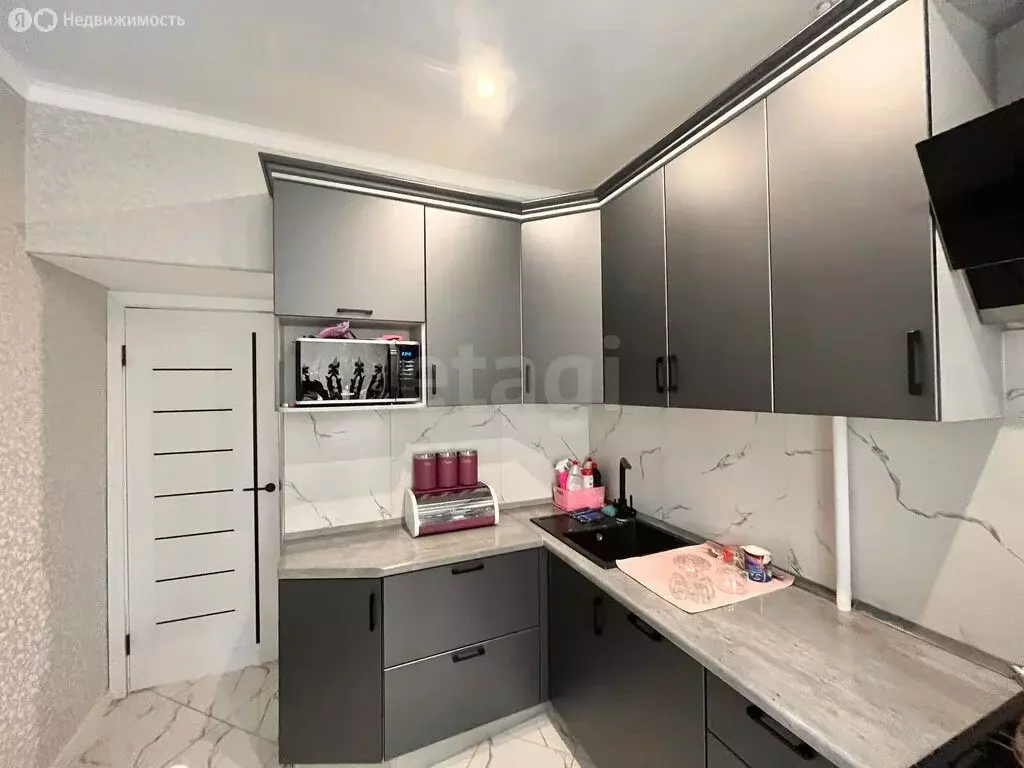 3-комнатная квартира: Астрахань, улица Валерии Барсовой, 15к4 (69.7 м) - Фото 1