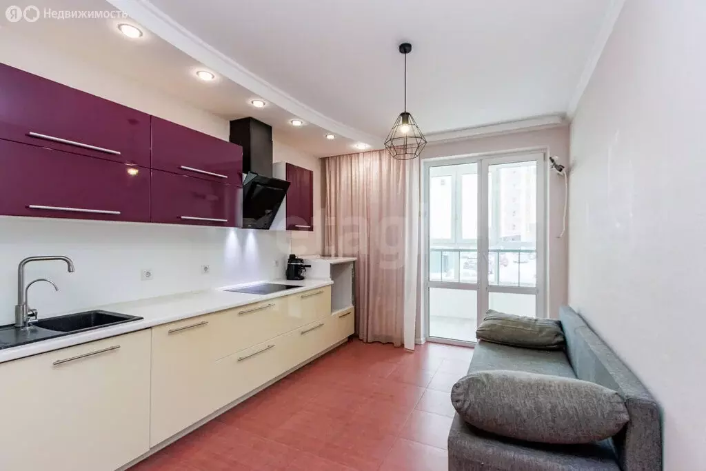 2-комнатная квартира: Тюмень, улица Александра Протозанова, 18к1 (55.4 ... - Фото 1