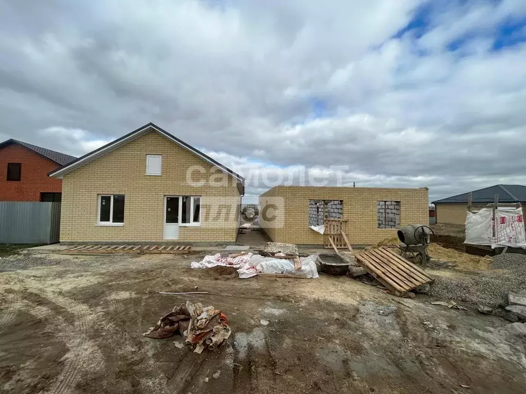 Дом в Калмыкия, Элиста пл. Ленина (100 м) - Фото 1