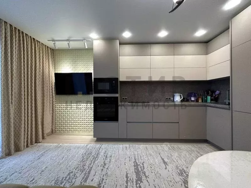 2-к кв. Тюменская область, Тюмень ул. Заполярная, 11к1 (67.5 м) - Фото 1