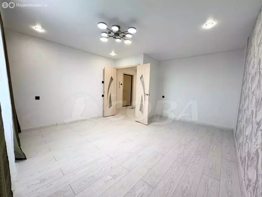 3-комнатная квартира: Тюмень, улица Монтажников, 16 (63.7 м) - Фото 1