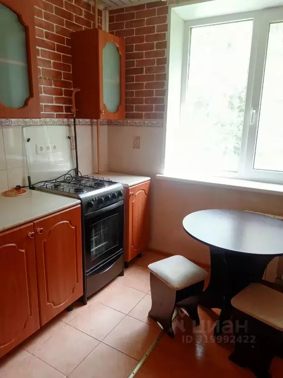 2-к кв. Ленинградская область, Тихвин 5-й мкр, 33 (47.5 м) - Фото 0