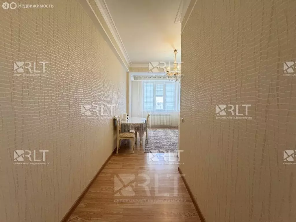 2-комнатная квартира: Каспийск, улица Байрамова, 7А (90 м) - Фото 1