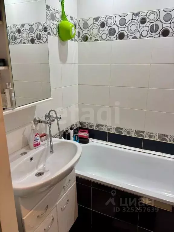 3-к кв. Псковская область, Остров Строитель мкр, 8 (58.4 м) - Фото 1