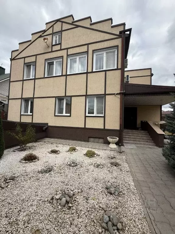 Дом в Саратовская область, Энгельс Рябиновый пер., 7 (330 м) - Фото 1