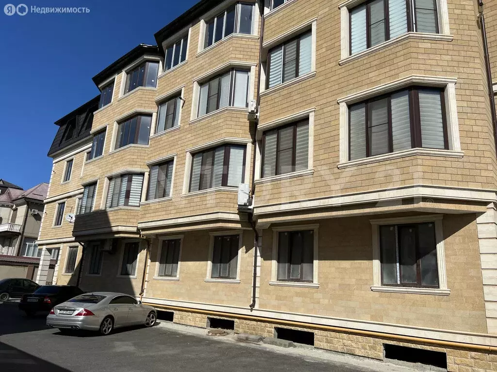 2-комнатная квартира: Махачкала, улица Вузовское Озеро, 4 (75 м) - Фото 1