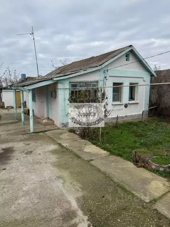 Дом в Крым, Сакский район, Ореховское с/пос, с. Михайловка ул. ... - Фото 1