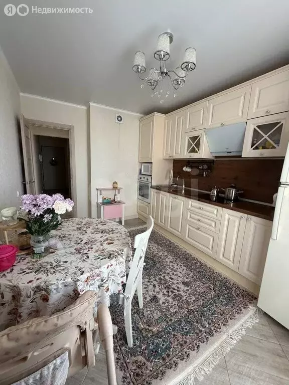 3-комнатная квартира: Альметьевск, микрорайон Алсу, улица Рината ... - Фото 1